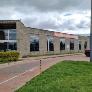 LOCALES CENTRO EMPRESARIAL MOSQUERA